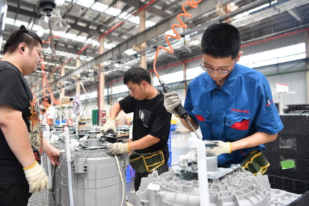 2023年7月20日，工人在位于西安國際港務區(qū)的陜西康佳智能家電有限公司生產車間工作。 新華社記者 張博文 攝
