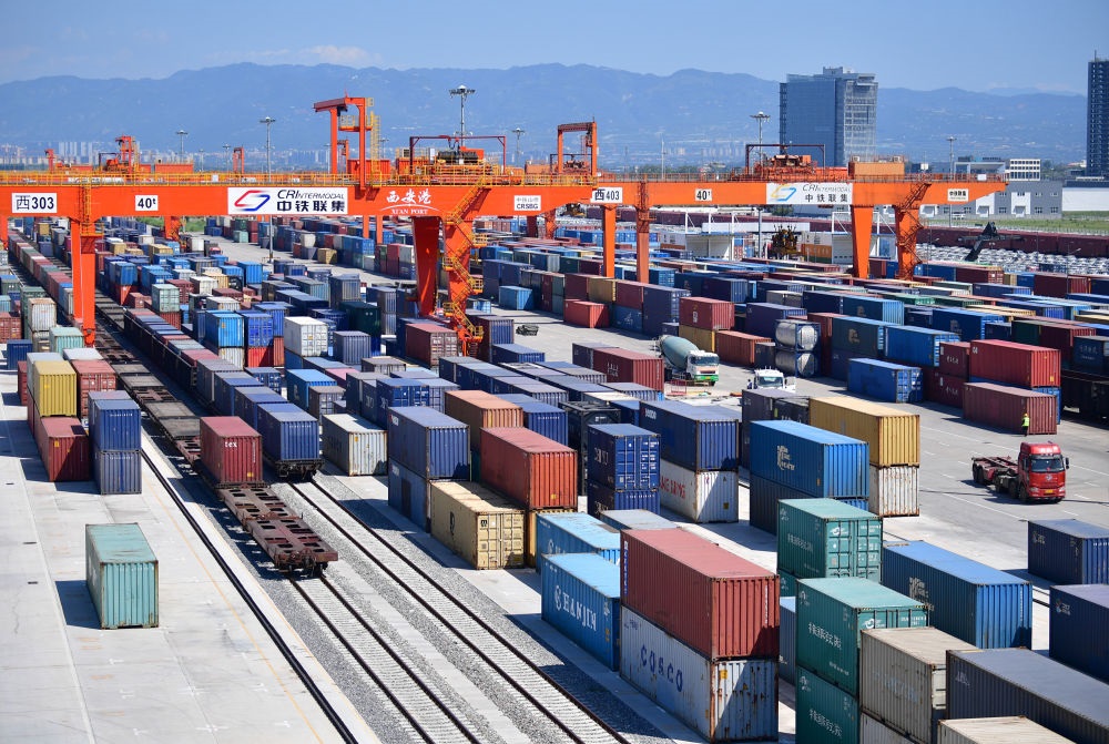 長安號中歐班列在西安新筑車站內裝卸集裝箱（2019年8月15日攝）。新華社記者 邵瑞 攝