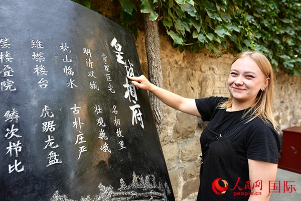 選手金雪花（波蘭）在古堡內(nèi)留影。人民網(wǎng) 盧鵬宇攝