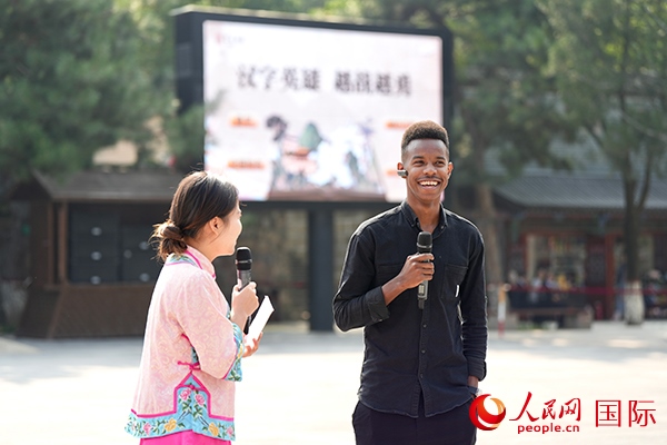 選手王安（乍得）挑戰(zhàn)“漢字英雄·越戰(zhàn)越勇”游戲。人民網(wǎng) 盧鵬宇攝