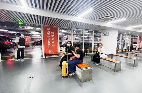 旅客在網(wǎng)約車(chē)空調(diào)等候區(qū)等候網(wǎng)約車(chē)。人民網(wǎng)記者 喬雪峰攝