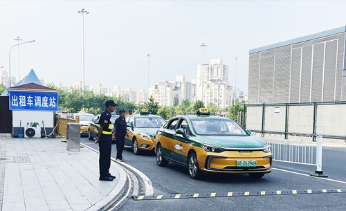 北京南站實(shí)施出租車(chē)北廣場(chǎng)落客分流，實(shí)現(xiàn)“落、接”兩用。人民網(wǎng)記者 喬雪峰攝