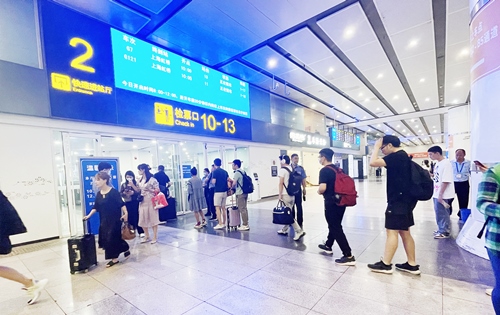 在快速進(jìn)站廳前排隊(duì)等待檢票的旅客。人民網(wǎng)記者 喬雪峰攝