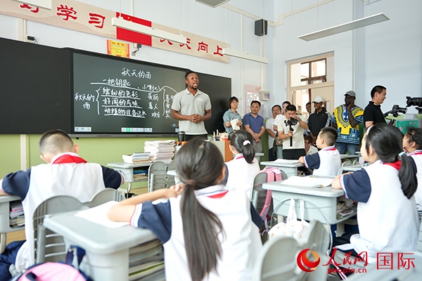 來自尼日利亞的李昊瑞在表演繞口令。人民網(wǎng) 盧鵬宇攝