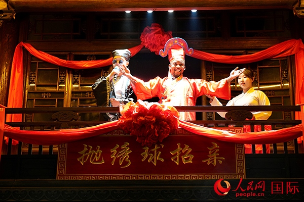 拋繡球。人民網(wǎng) 盧鵬宇攝