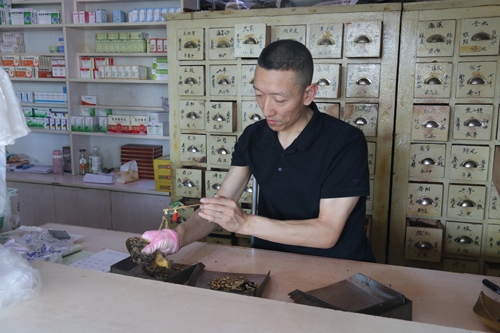 馬啟紅為病患精心配藥。受訪者供圖