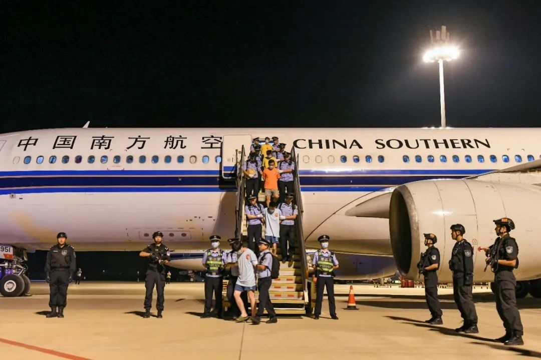 153名實施跨境裸聊敲詐的犯罪嫌疑人從印度尼西亞被押解回國。公安部供圖