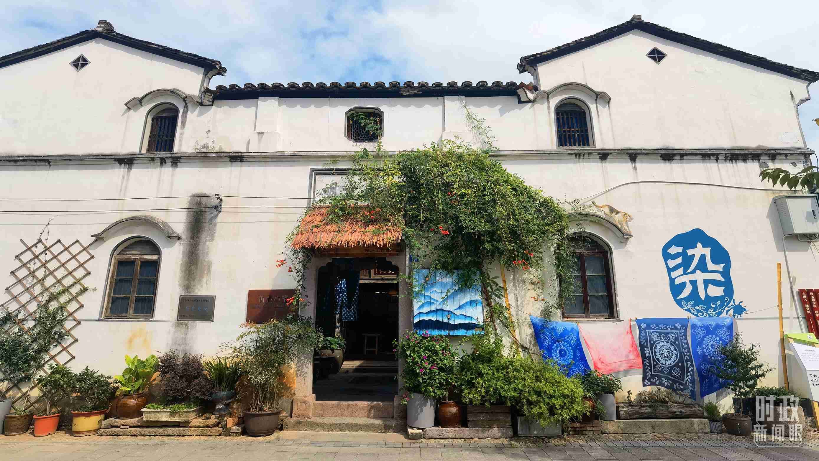 △李祖村的藝術(shù)染坊。（總臺(tái)央視記者周志國(guó)拍攝）