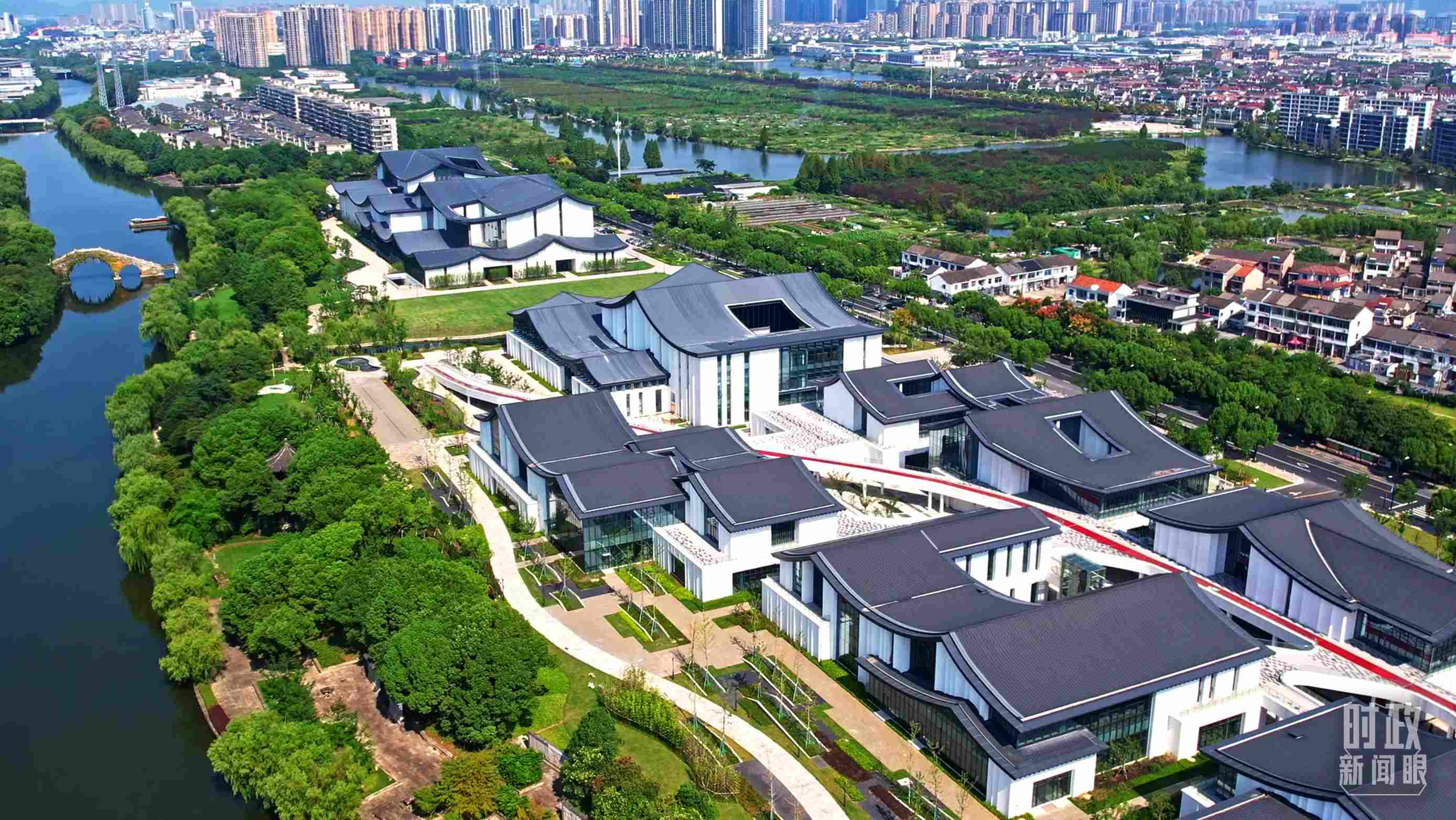 △臨河而建的浙東運(yùn)河文化園。（總臺(tái)央視記者范凱拍攝）