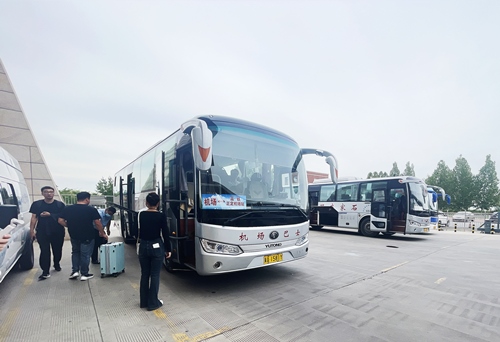旅客準備乘坐免費擺渡車前往正定機場。人民網(wǎng)記者 喬雪峰攝