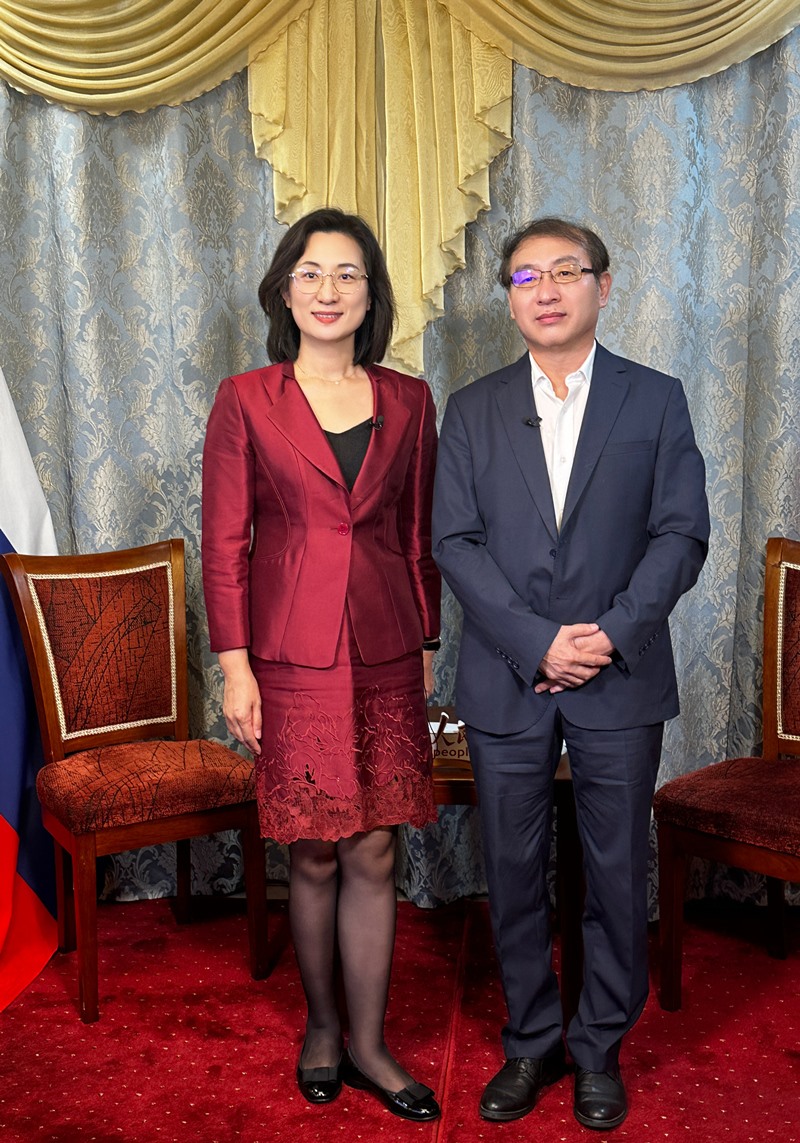 人民網黨委委員、副總編輯孫海峰（左一）專訪崔少純總領事。人民網記者 馬天翼攝