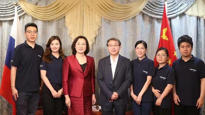 中國駐葉卡捷琳堡總領事崔少純與人民網采訪組合影。