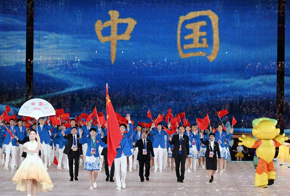 中國代表團在開幕式上入場。