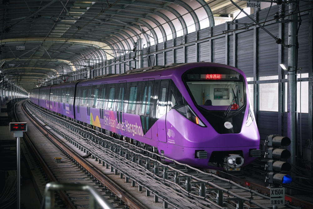 從杭州火車西站出發(fā)，地鐵19號線貫穿杭州火車東站、杭州蕭山機場，“亞運號”地鐵專列運行在這條線路上。