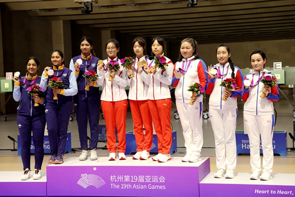 9月24日，杭州亞運(yùn)會(huì)射擊女子10米氣步槍團(tuán)體賽頒獎(jiǎng)儀式。人民網(wǎng)記者 胡雪蓉?cái)z