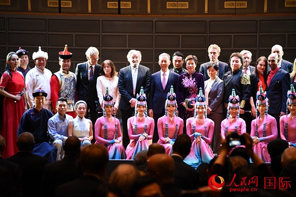 中國駐瑞典大使崔愛民夫婦與演職人員及部分來賓合影留念。人民網(wǎng)記者 殷淼攝