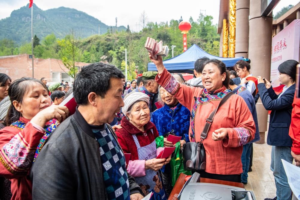 4月13日，在華溪村第五屆分紅大會(huì)上，村民在排隊(duì)領(lǐng)取分紅。新華社記者 唐奕 攝