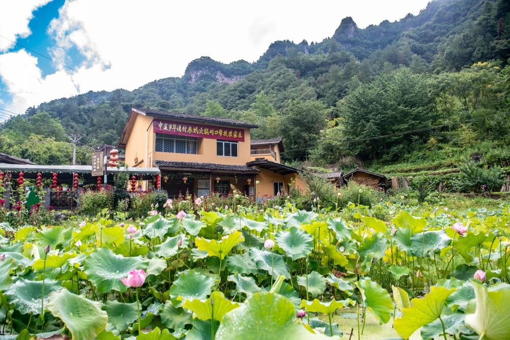 這是8月28日拍攝的華溪村村民開設(shè)的農(nóng)家樂(lè)外景。新華社記者 唐奕 攝