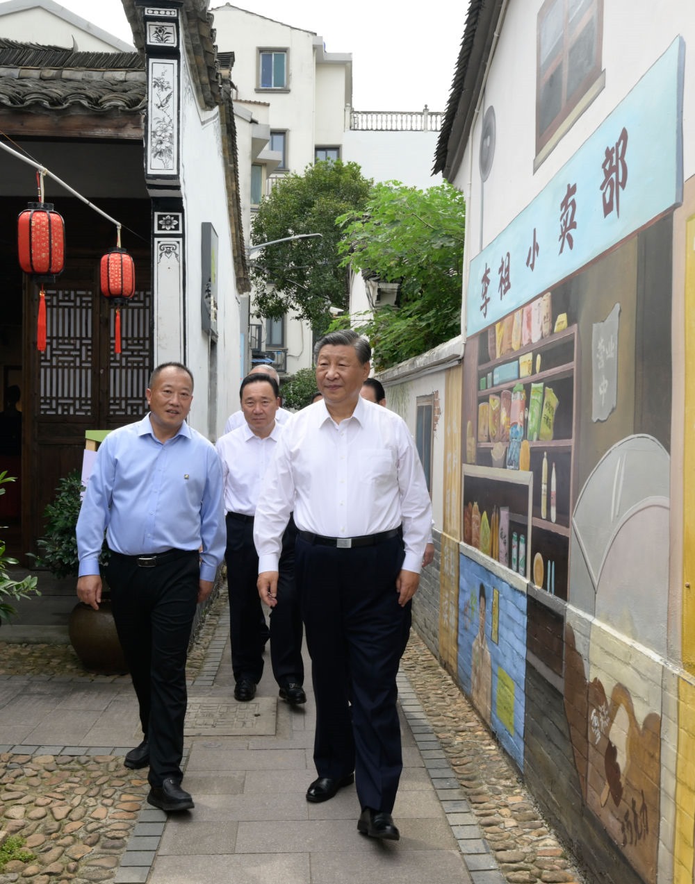 20日上午，習(xí)近平在金華市義烏市后宅街道李祖村考察。