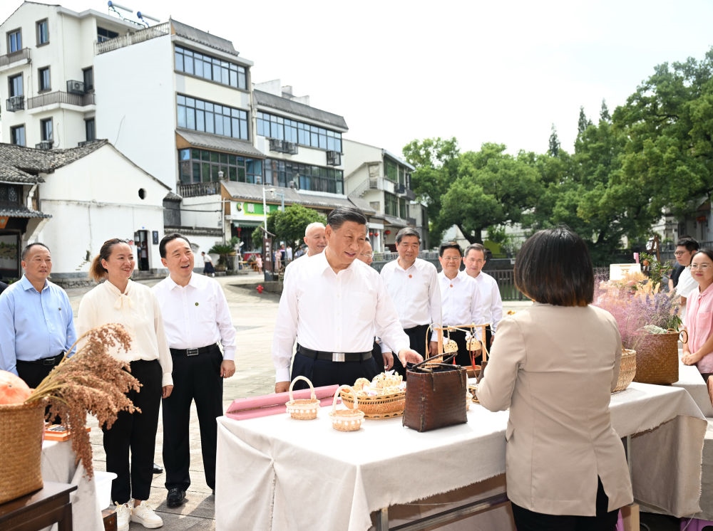 20日上午，習(xí)近平在金華市義烏市后宅街道李祖村考察。