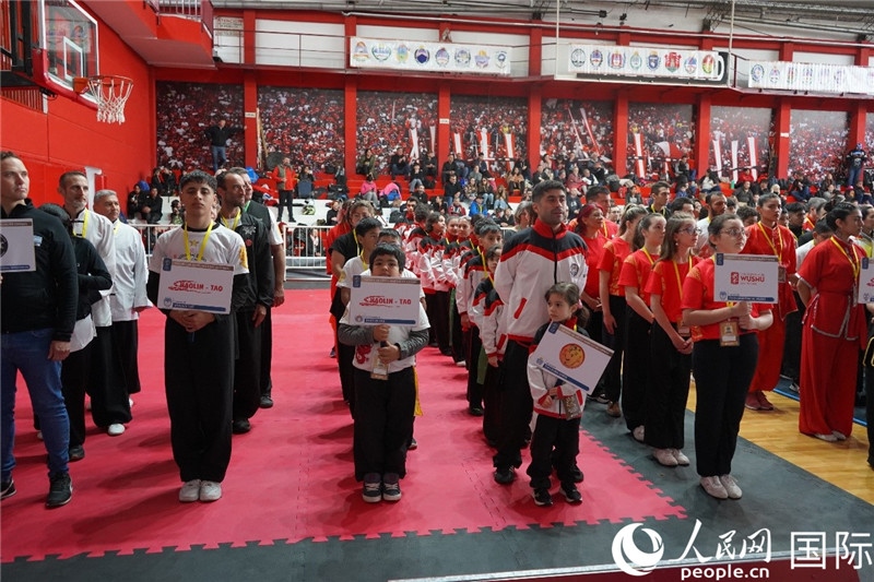 圖為開幕式現(xiàn)場運動員入場儀式。人民網(wǎng)記者 許放攝