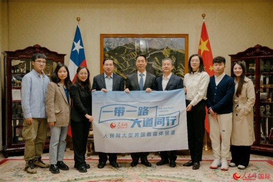 牛清報(bào)大使（中）與人民網(wǎng)、人民日報(bào)社記者合影。 人民網(wǎng)記者 張若涵攝