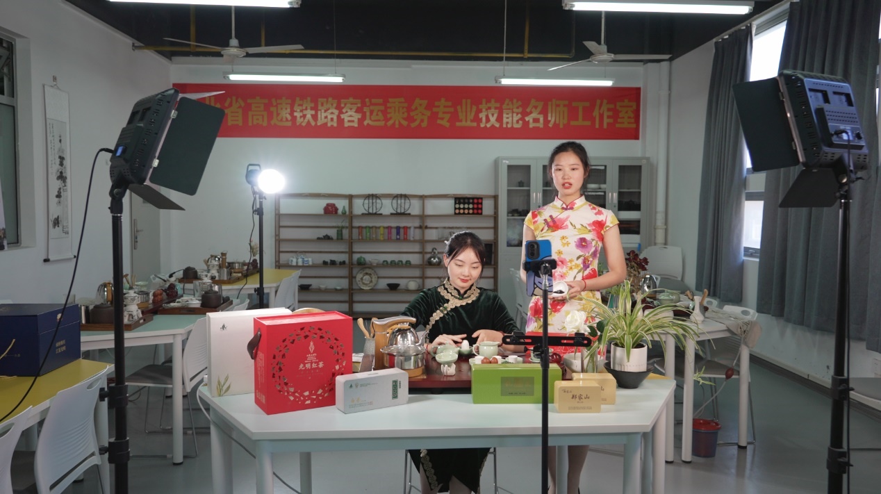 學生們正在直播。受訪單位供圖