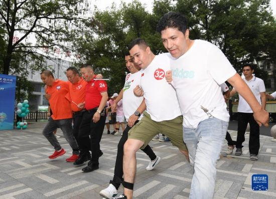 9月28日，在柯橋柯亭社區(qū)，各民族居民參加趣味運(yùn)動(dòng)會(huì)。