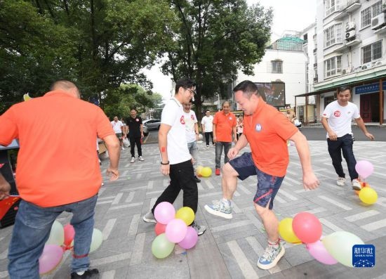 9月28日，在柯橋柯亭社區(qū)，各民族居民參加趣味運(yùn)動(dòng)會(huì)。