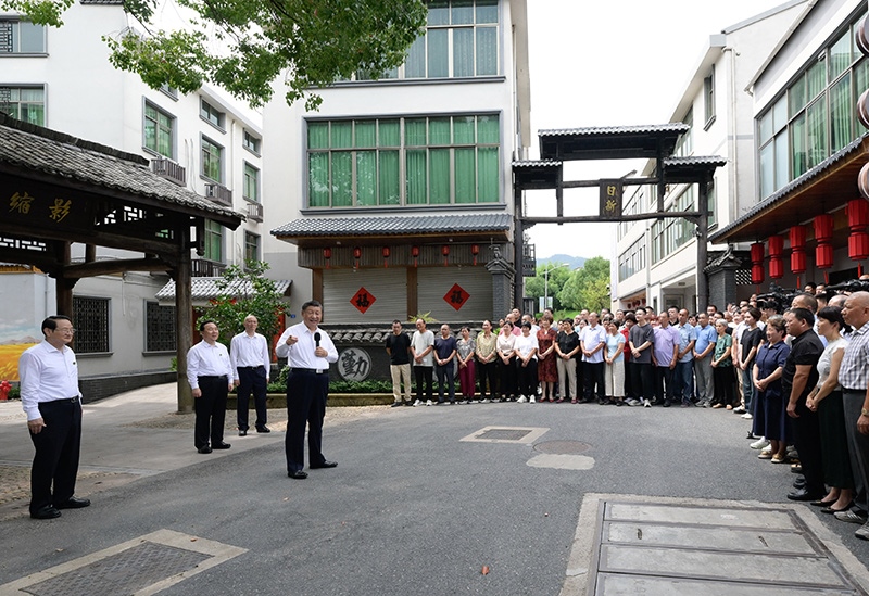 2023年9月20日，習(xí)近平在浙江省金華市義烏市后宅街道李祖村考察時(shí)，同群眾親切交流。