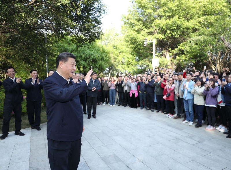 2021年3月24日，習(xí)近平在福建省福州市福山郊野公園考察時(shí)，向市民們招手致意。