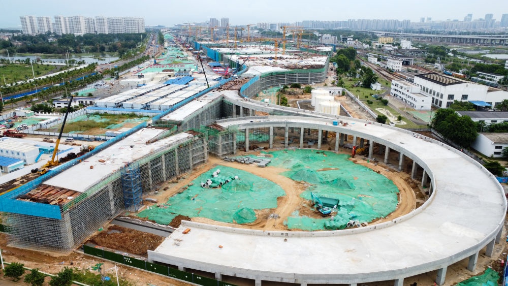 9月9日拍攝的海口新海港和南港“二線口岸”（貨運）集中查驗場所建設(shè)項目（無人機照片）。該項目是海南自貿(mào)港封關(guān)運作重點項目。新華社記者 楊冠宇 攝