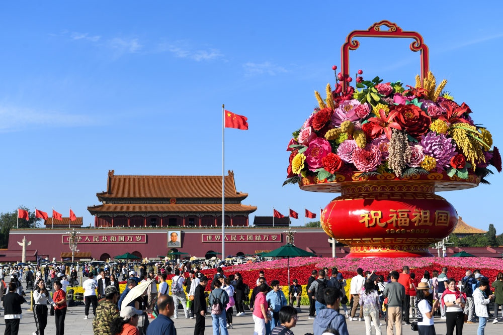 9月27日，市民游客在天安門廣場參觀“祝福祖國”巨型花籃。新華社記者 鞠煥宗 攝