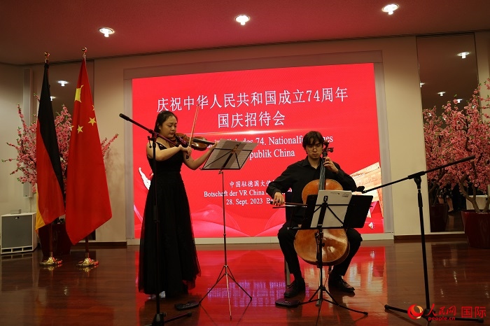 青年音樂家為來賓們現(xiàn)場演奏《我和我的祖國》。人民網(wǎng)記者 劉仲華攝