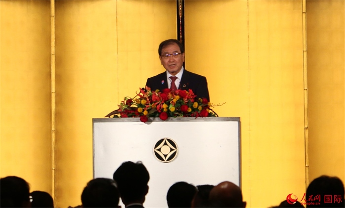 日本經(jīng)濟(jì)團(tuán)體聯(lián)合會(huì)會(huì)長(zhǎng)十倉(cāng)雅和發(fā)表致辭。人民網(wǎng) 許可攝