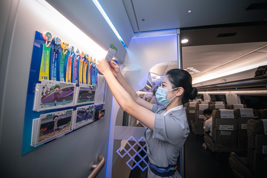 2023年9月16日，復(fù)興號(hào)亞運(yùn)智能動(dòng)車組列車正式載客運(yùn)營(yíng)。新華社記者 江漢 攝