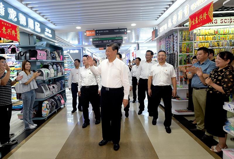 △2023年9月20日，習(xí)近平總書記在浙江義烏國際商貿(mào)城考察時，同商戶親切交流。