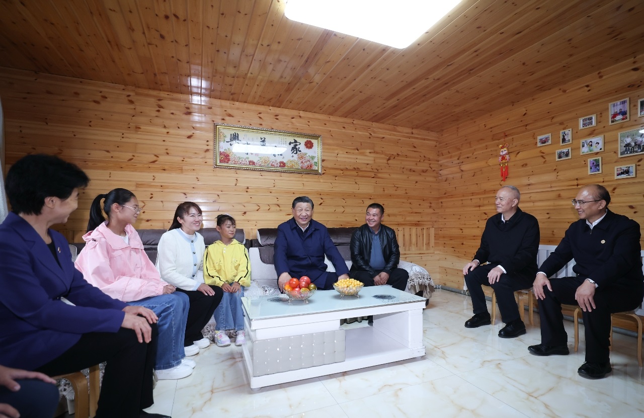 △2023年9月6日，習(xí)近平總書記在大興安嶺地區(qū)漠河市北極村同村民史瑞娟一家親切交談。