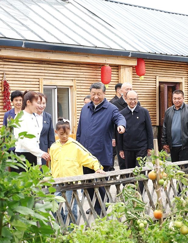 △2023年9月6日，習(xí)近平總書記在黑龍江漠河市北極村村民史瑞娟家的民宿小院考察。