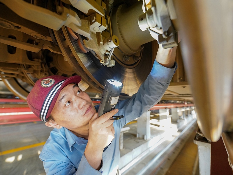 陳浦燕在對入庫動車組進行巡檢作業(yè)。受訪者供圖
