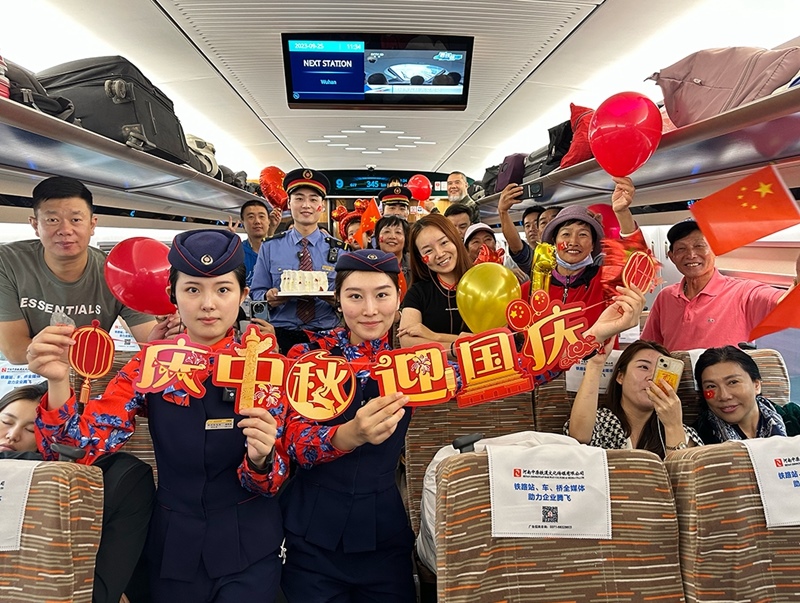 孫柄全與班組人員、旅客共同“慶中秋，迎國慶”。受訪者供圖