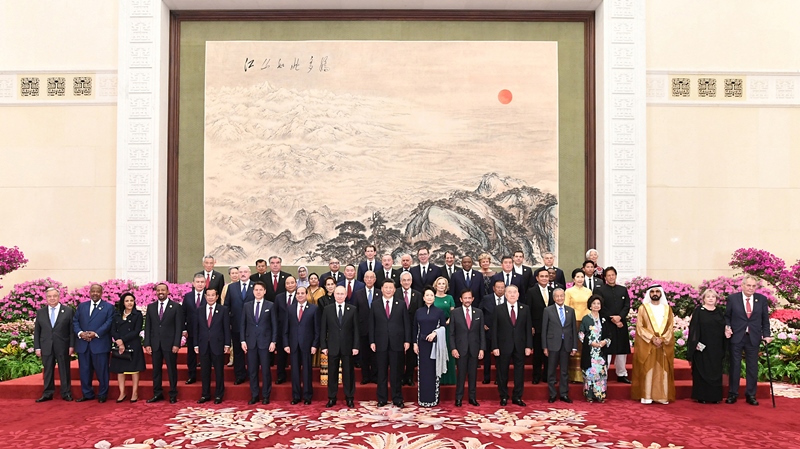 2019年4月26日，習(xí)近平主席和夫人彭麗媛在北京人民大會(huì)堂舉行宴會(huì)，歡迎出席第二屆“一帶一路”國際合作高峰論壇的外方領(lǐng)導(dǎo)人夫婦及嘉賓。這是習(xí)近平和彭麗媛同外方領(lǐng)導(dǎo)人夫婦及嘉賓合影留念。