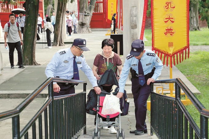 三孔派出所民警貼心幫助游客。胡勇攝
