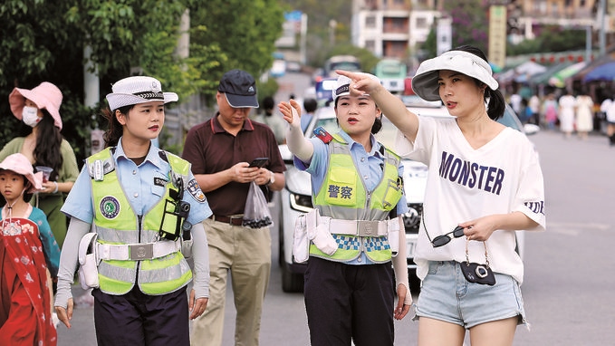 女子中隊隊員在小七孔景區(qū)給游客指路。莫玄毅攝