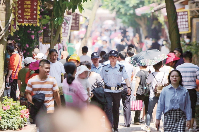 李莊派出所民警在古鎮(zhèn)景區(qū)巡邏。胡澎攝