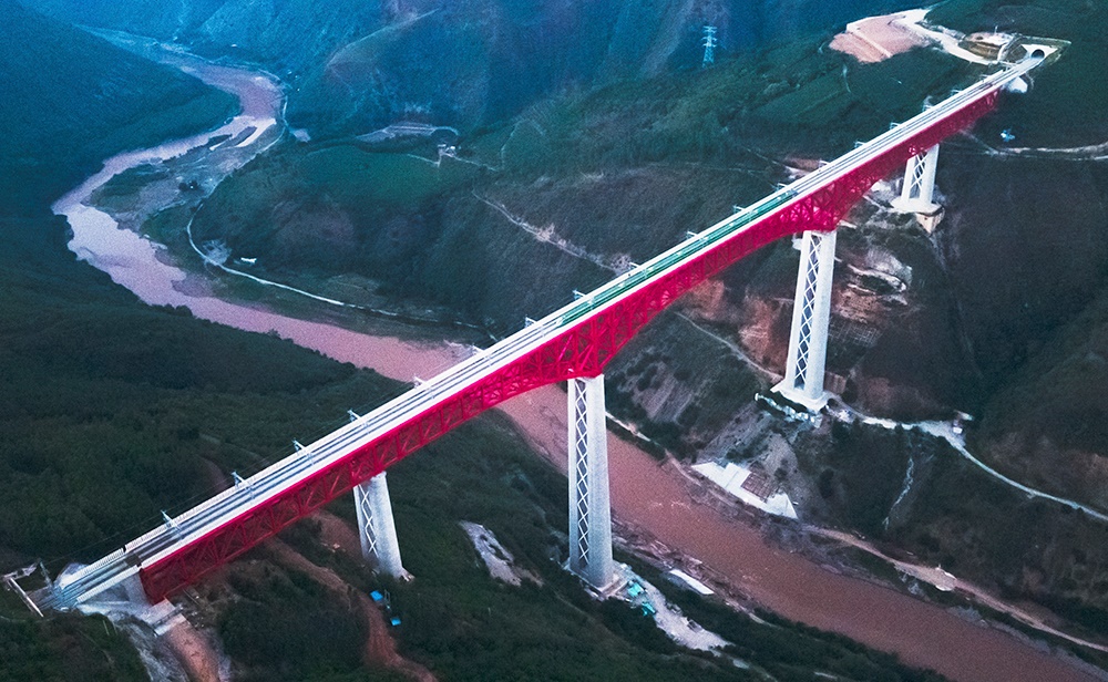中老鐵路首發(fā)列車駛過中國云南省元江哈尼族彝族傣族自治縣境內(nèi)的元江雙線特大橋（2021年12月3日攝，無人機(jī)照片）。