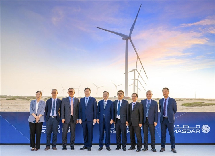 中方建設者在風電場合影。中國電建供圖