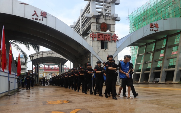 移交現(xiàn)場。公安部供圖