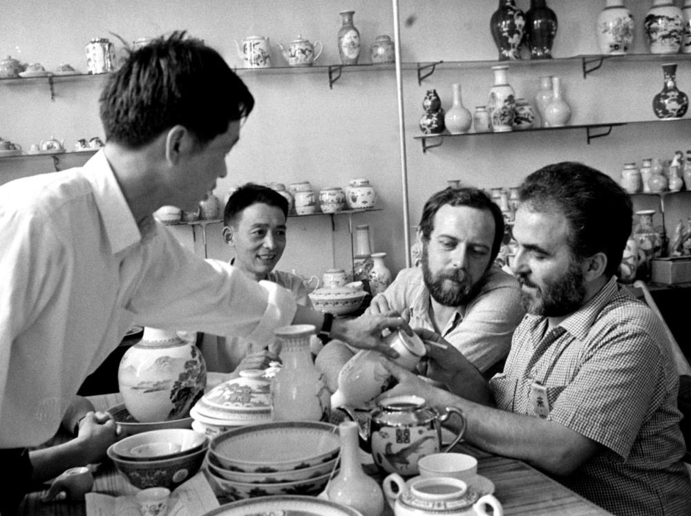 ↑ 在1978年的廣交會上，意大利客商在洽談選購景德鎮(zhèn)瓷器。