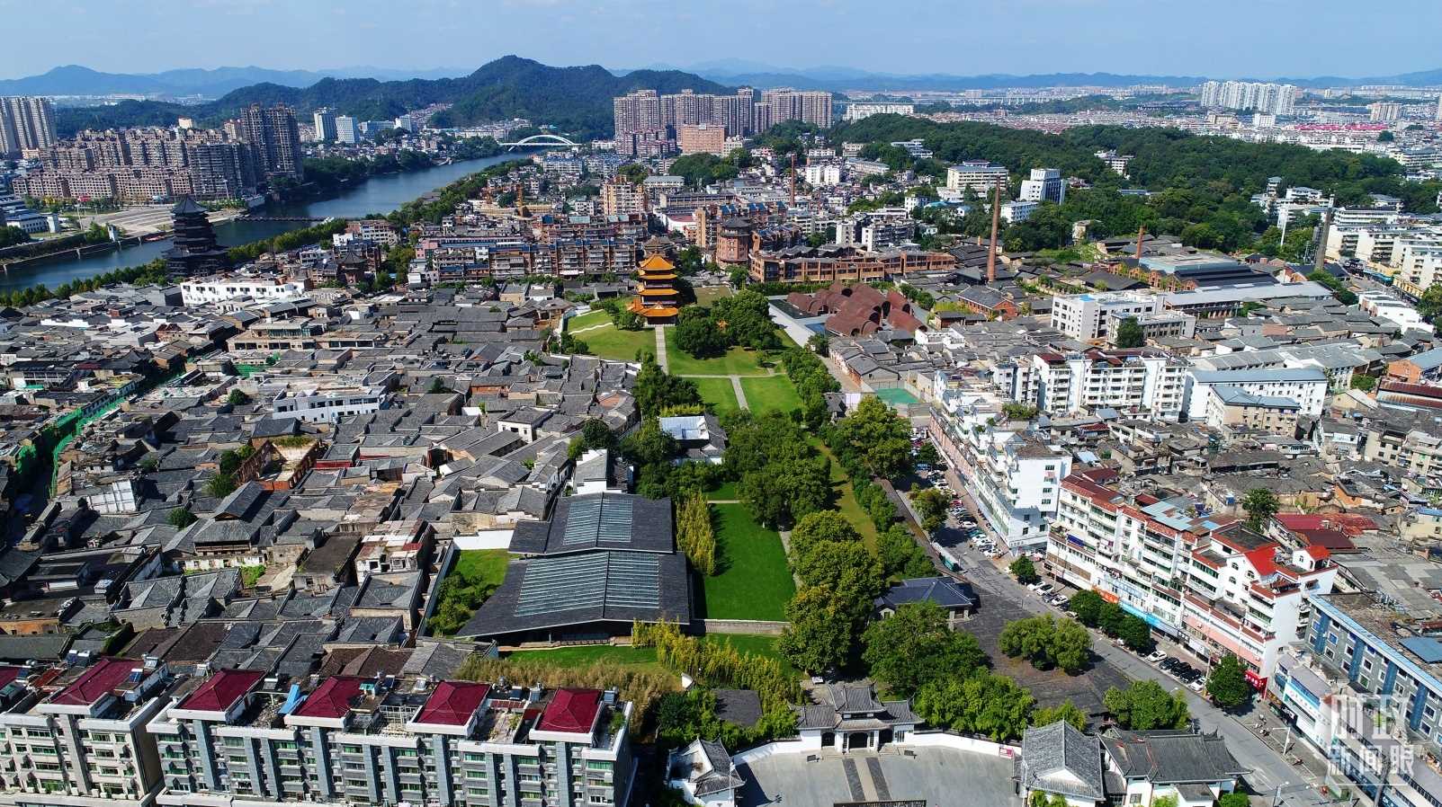 △景德鎮(zhèn)陶陽(yáng)里歷史文化街區(qū)俯瞰。（總臺(tái)央視記者范凱拍攝）